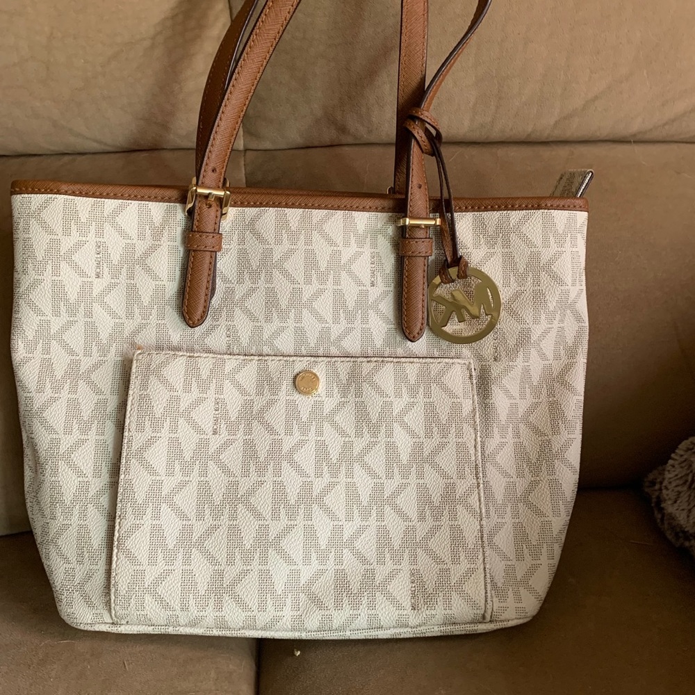 Like new Michael Kors purse 🎉 make me an offer🎉